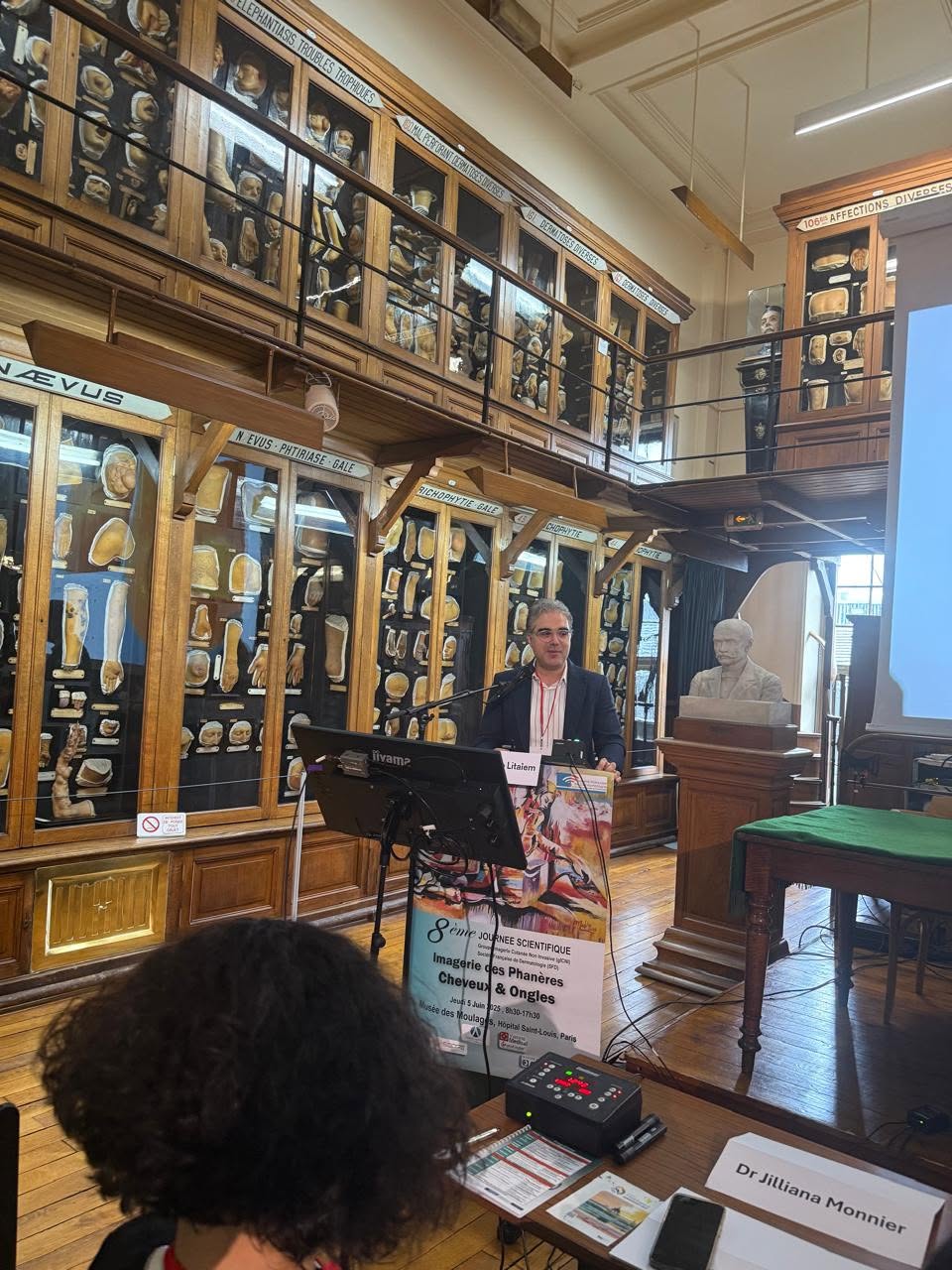 Pr Noureddine Litaiem lors d'une journée scientifique au Musée des moulages, Hôpital Saint-Louis, Paris